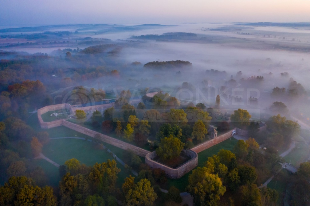 A Szigetvári Zrínyi Vár ködfátyolban